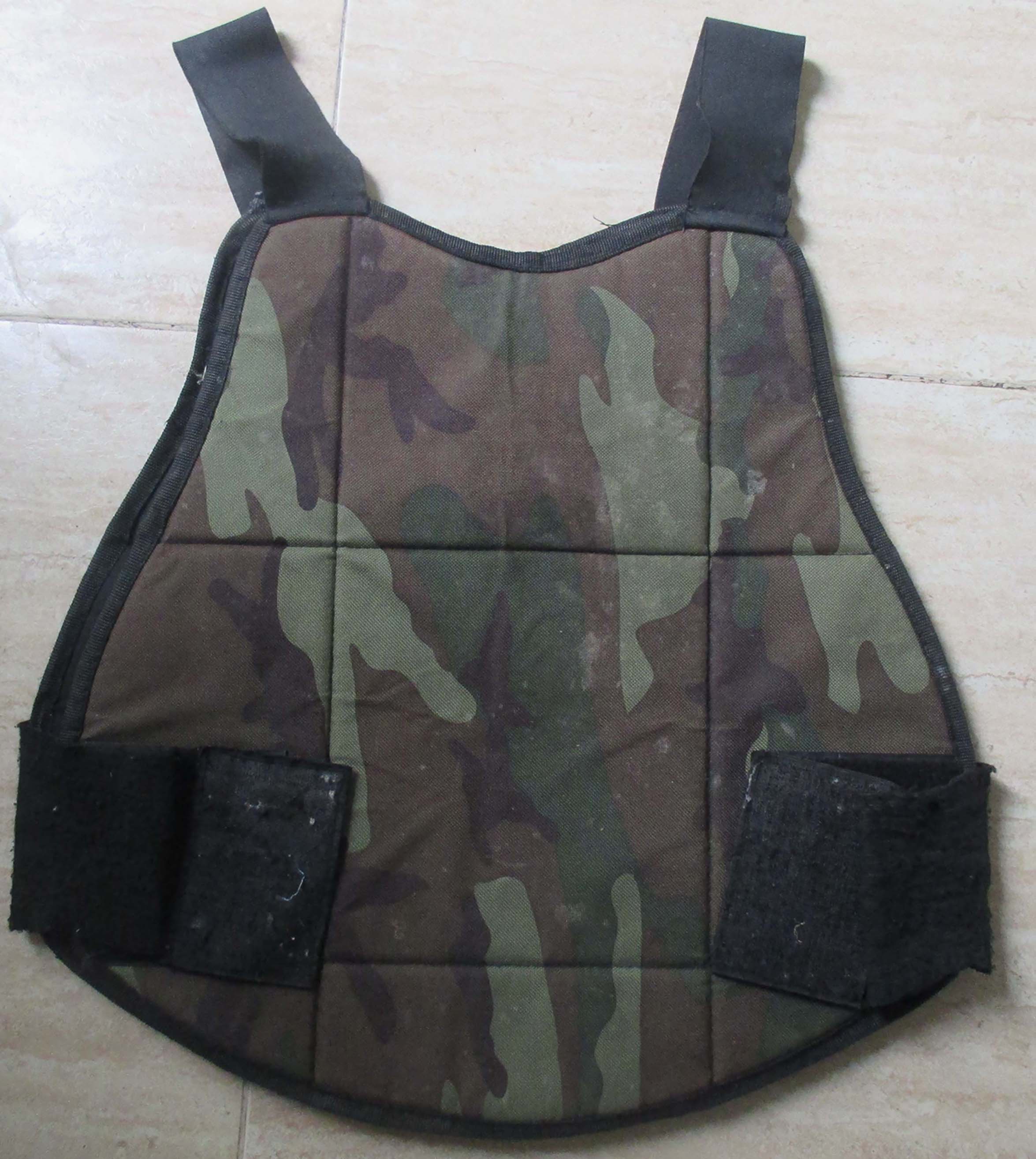 PROTECTOR DE PECHO/ESPALDA REVERSIBLE CAMO/NEGRO(Segunda Mano)